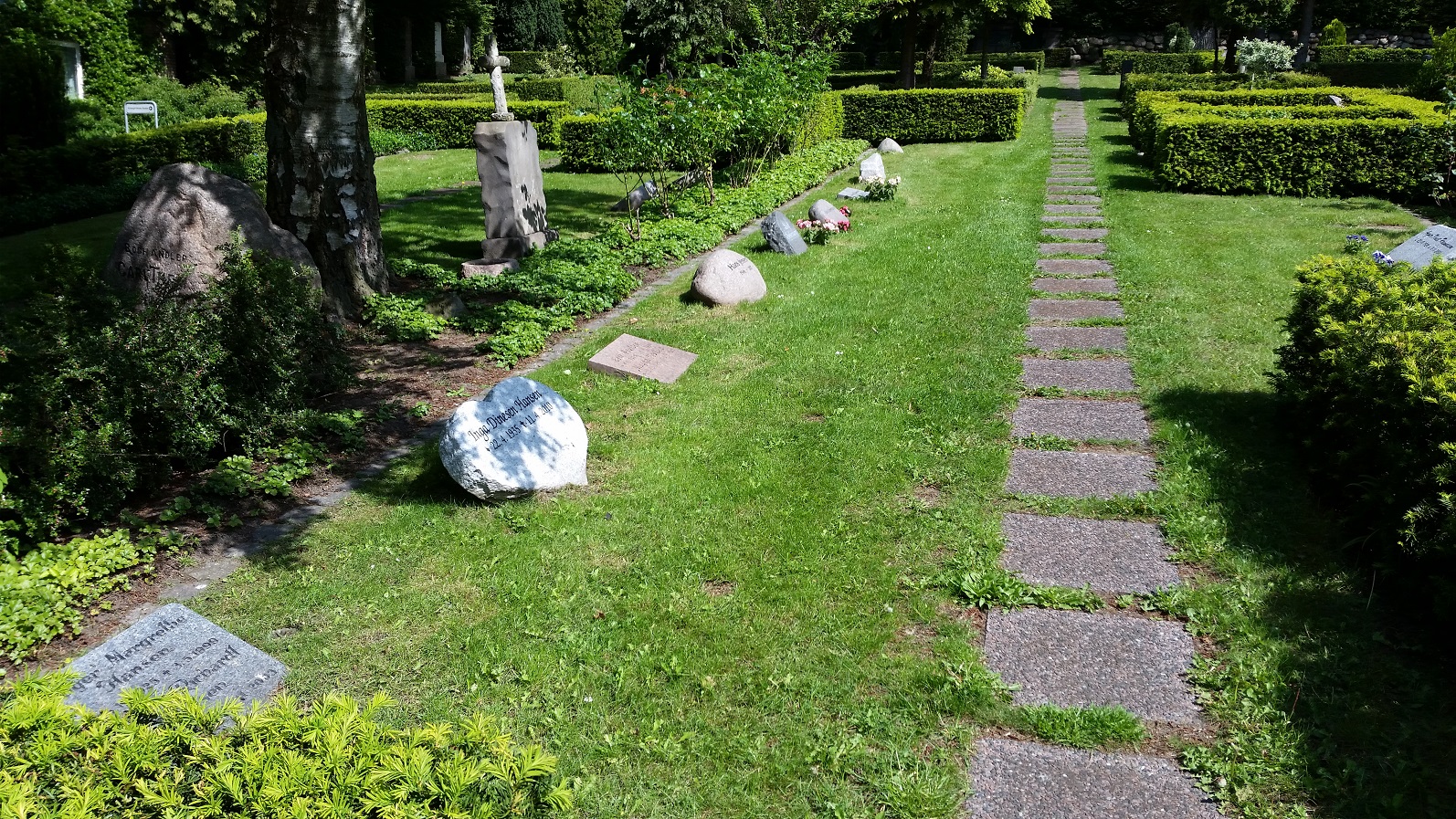 Gravsteder i græs med valgfri gravstenstype