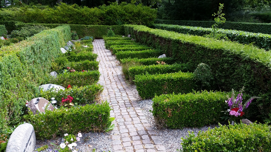 G traditionelle urnegravsteder med beplantning