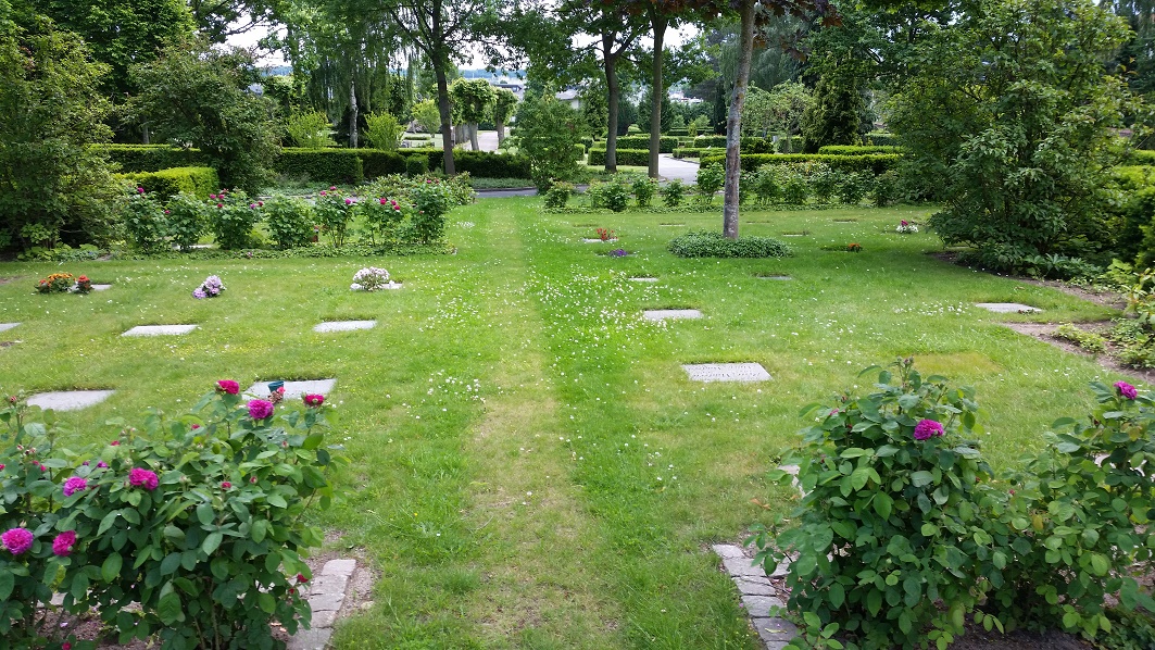J urnefællesgrave i græs