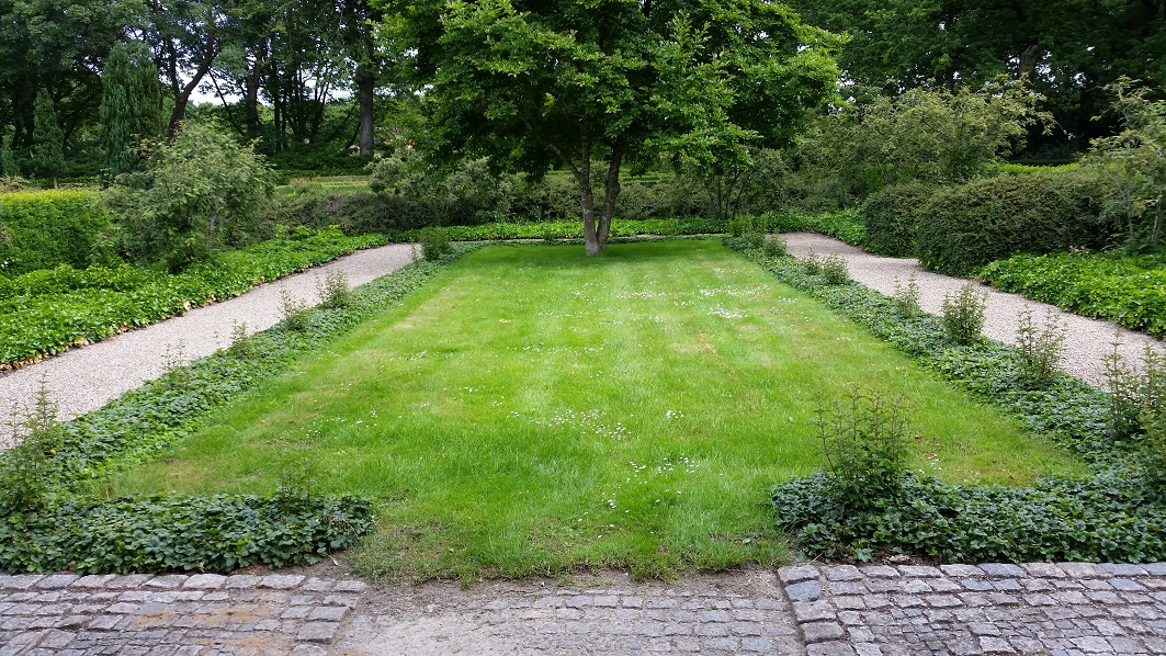G - Anonyme kistefællesgrave i græs