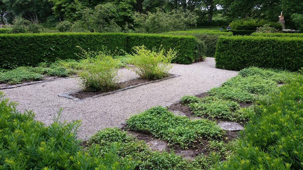 D nr. 97-126 kistefællesgrave med beplantning