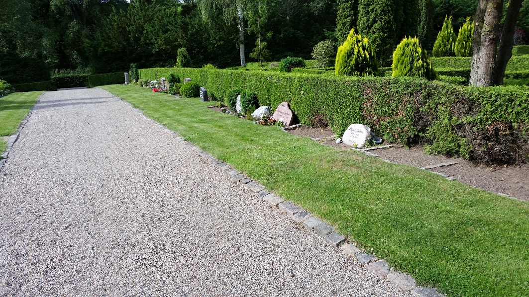A kistefællesgrave i græs - med mulighed for bed